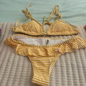CUPSHE size L yellow and white striped ruffle bikini